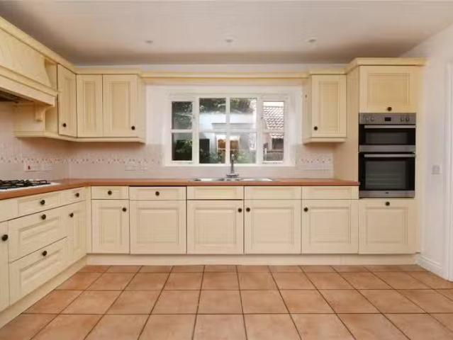 Deal! 5 bedroom property to let in Margery Allingham Place, To.