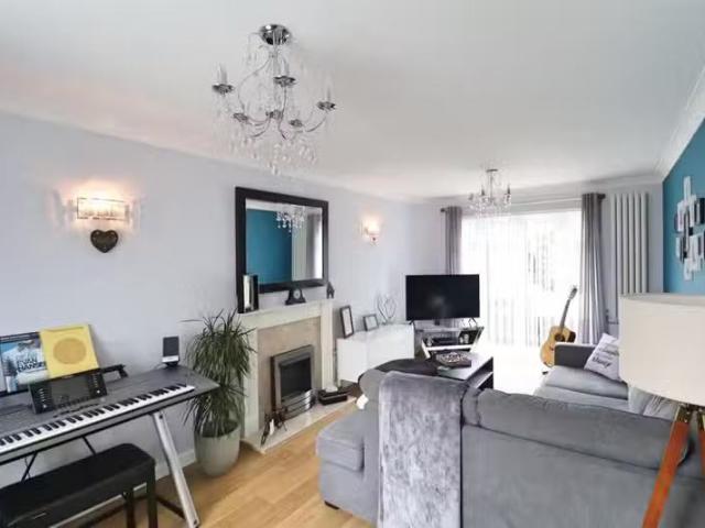 Charming 5 bedroom terraced house for rent in Mary Ruck Way, B.