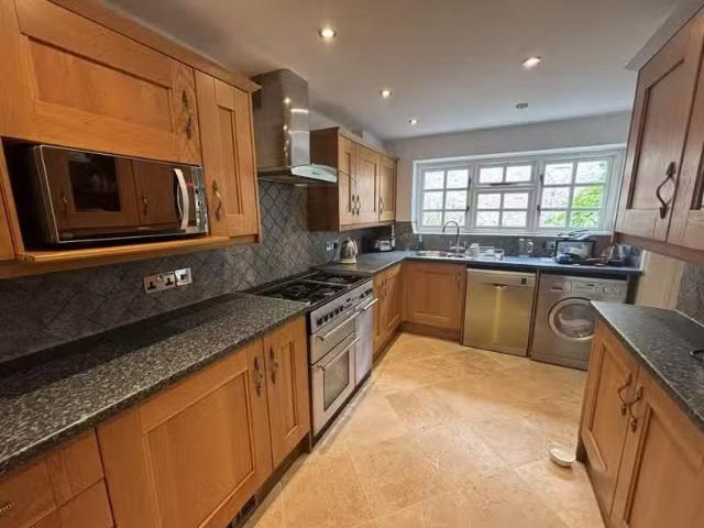 Rental! 5 bedroom town house for rent in Princess Victoria Str.