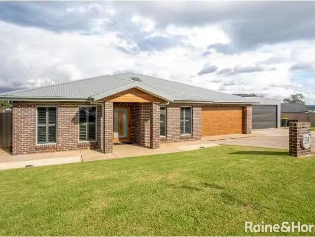 Rental! 5 BR 111 Coppabella Drive, GOBBAGOMBALIN House for ren.
