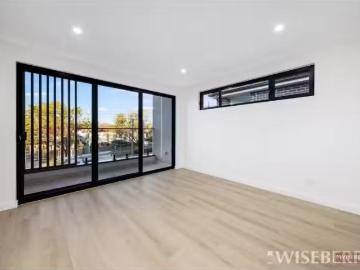Cozy 5 BR 140B ROSE STREET, YAGOONA Townhouse for rent Listed.