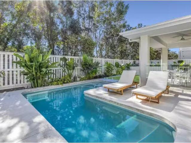 Cheap 5 BR 18 Suncove Court, Burleigh Heads House for rent Li.
