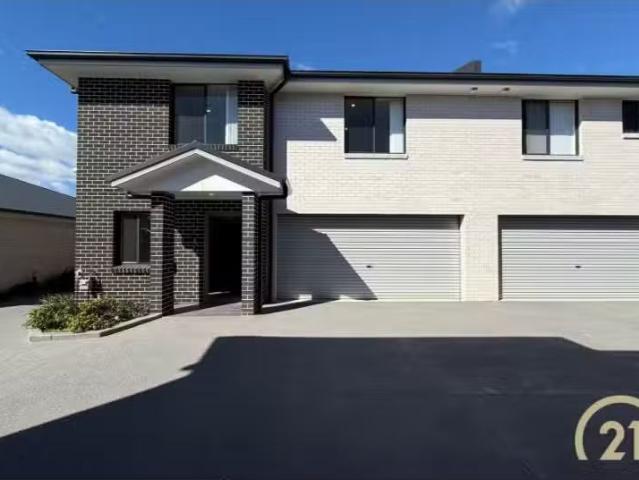 Deal! 5 BR 20/216 Brenan Street, Smithfield Townhouse for rent.