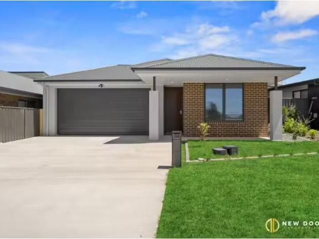 Cheap 5 BR 246 Glenrock Drive, GOOGONG House for rent Listed.