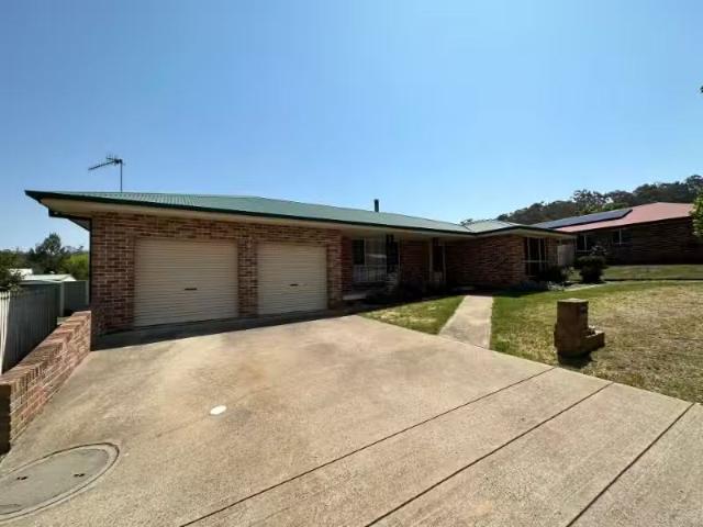 Unique 5 Clara Crescent, Armidale House for rent Listed by Pr.