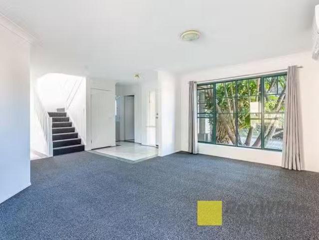 Charming 5 Encore Crescent, Ashmore, QLD 4214