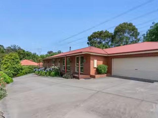 Rental! 5 Hawkhurst Court, Eltham VIC 3095