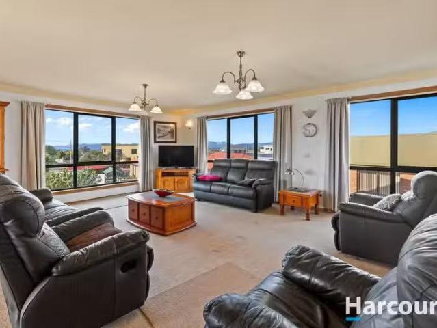 Nice 62 Quinlan Crescent, SHEARWATER, TAS 7307 House for Rent