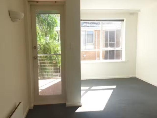 Charming 6/5 Rosedale Avenue, Glen Huntly VIC 3163 Apartment.