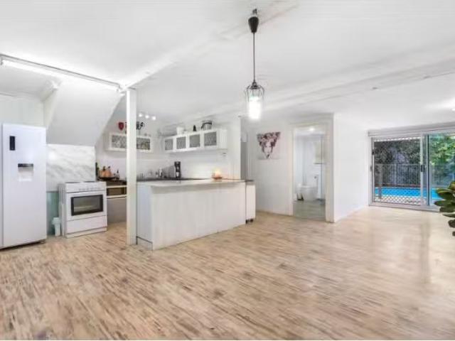 Cheap 6 Tweed Street, COOLANGATTA House for rent Listed by Jo.
