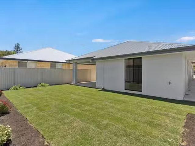 Just in! 6 Vista Place, SAFETY BAY, WA 6169 House for Rent