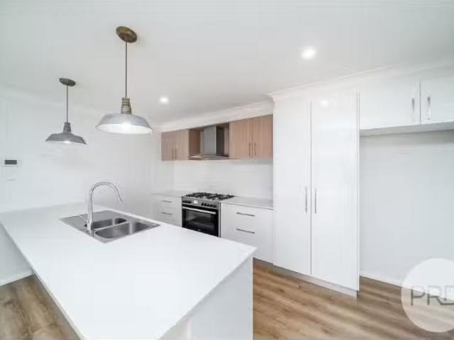 New 6 Wylie Court, Boorooma House for rent Listed by Marnie J.