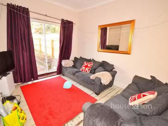 For Rent! 6 bedroom detached house for rent in Maxwell Road, W.