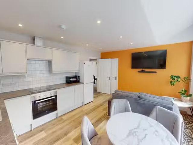 Cheap 6 bedroom flat for rent in St. Nicholas Street, Bristol.