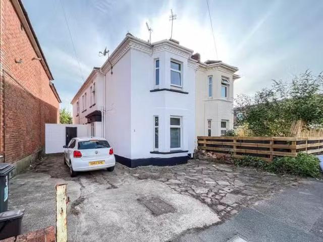 Rental! 6 bedroom semi detached house for rent in Queensland R.