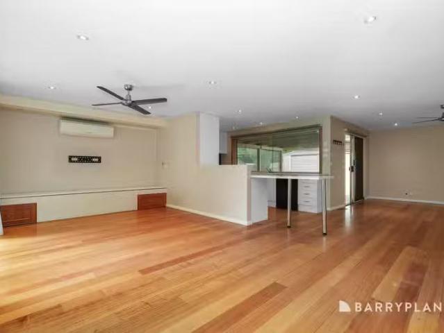 Just in! 6 Christians Avenue, Emerald VIC 3782