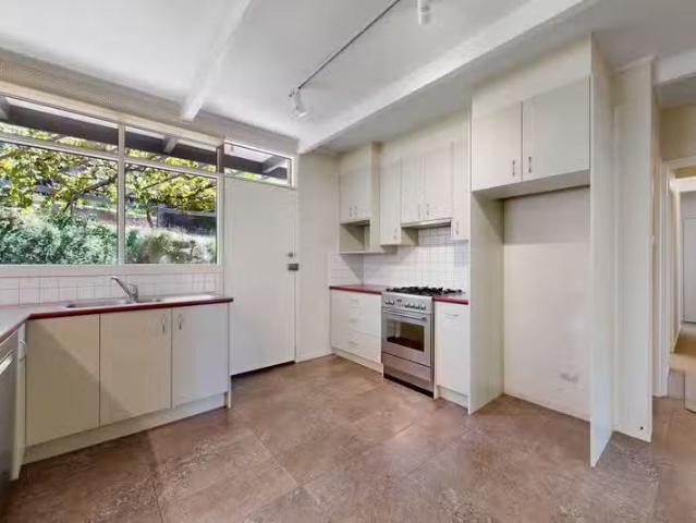 Just in! 6 Lilian Parade, Eltham VIC 3095