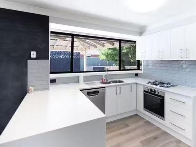 Unique 6 Meyer Place, Thurgoona, NSW 2640