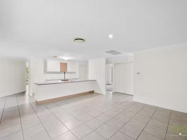Charming 6 Oakdale Place, Kirkwood, QLD 4680