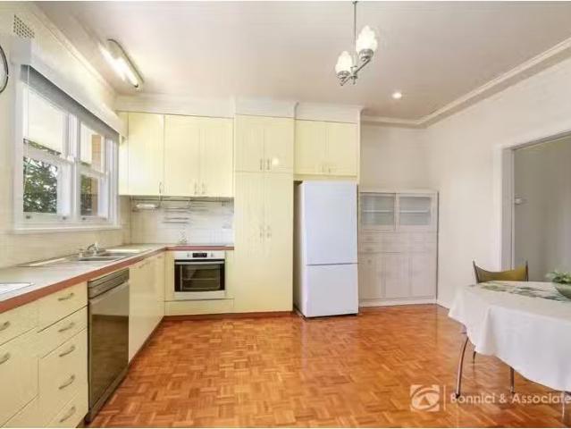 New 701 Berry Street, Albury House for rent Listed by Zoey Ba.