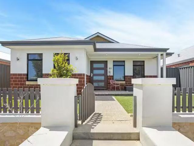 Deal! 82 Santorini Promenade, Alkimos, WA 6038