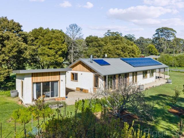 Unique 8.1 Star Energy Rated Home on One Acre in Central Glenlyon, 10 Minutes from Daylesford