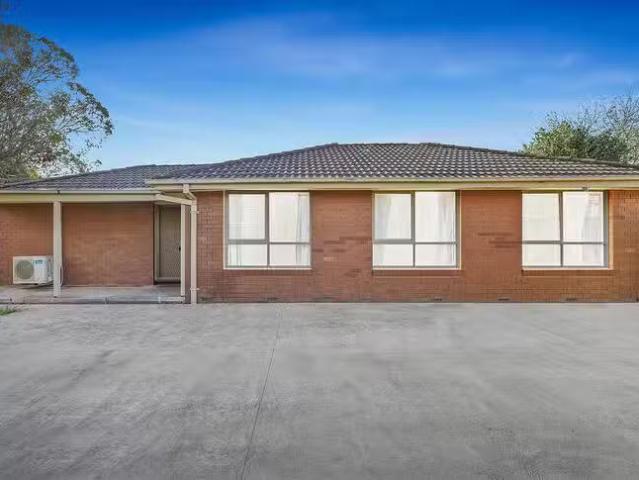 Nice 8 Delmont Court, Cranbourne, VIC 3977