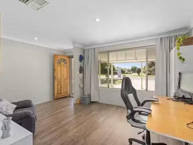 Cheap 8 Molloy Circuit, Atwell, WA 6164