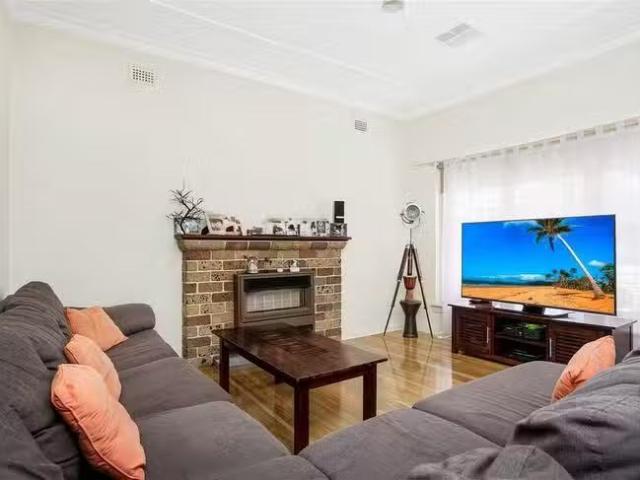 Charming 8 Murray Street, Albert Park, SA 5014