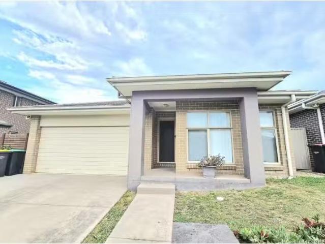 Charming 8 Patanga Crescent, Jordan Springs House for rent Li.