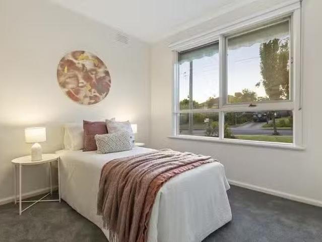 Cheap 8 Regis Court, Watsonia, VIC 3087
