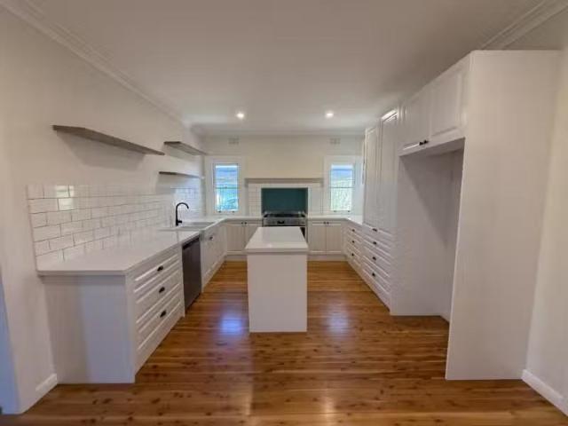Charming 929 Padman Drive, WEST ALBURY House for rent Listed.