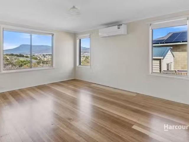 Rental! 99 Lamprill Circle, HERDSMANS COVE, TAS 7030 House f.