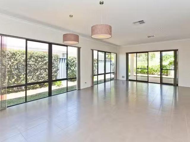 Unique 9 Flame Tree Loop, Baldivis, WA 6171