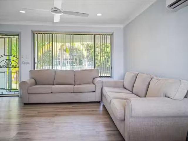 Deal! 9 Regent Street, Buff Point House for rent Listed by An.