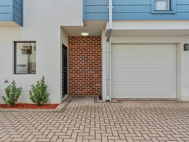 Unique Complex, Low Maintenance Easy Living!