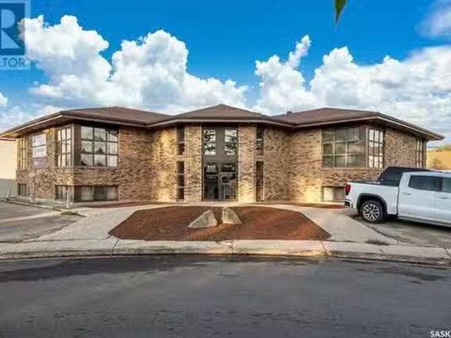 Nice A 320 Gardiner Park Court, Regina, SK, S4V 1R9 commerci.