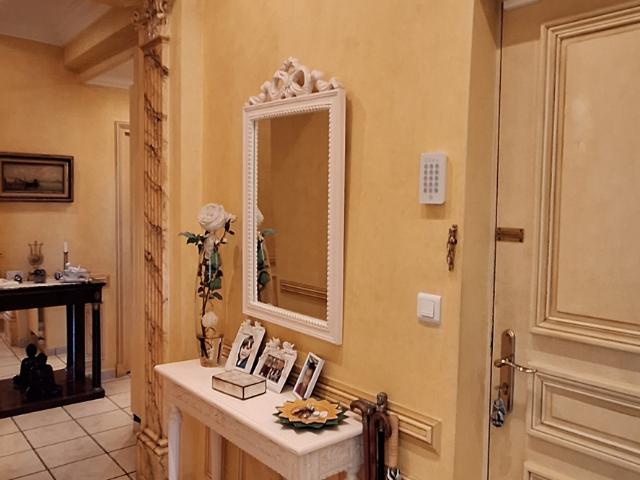UNIQUE A SENS PAR SON CADRE HISTORIQUE, APPARTEMENT 96 M2 DE PLAIN PIED, 2 CH, TERRASSE, JARDIN, GARAGE