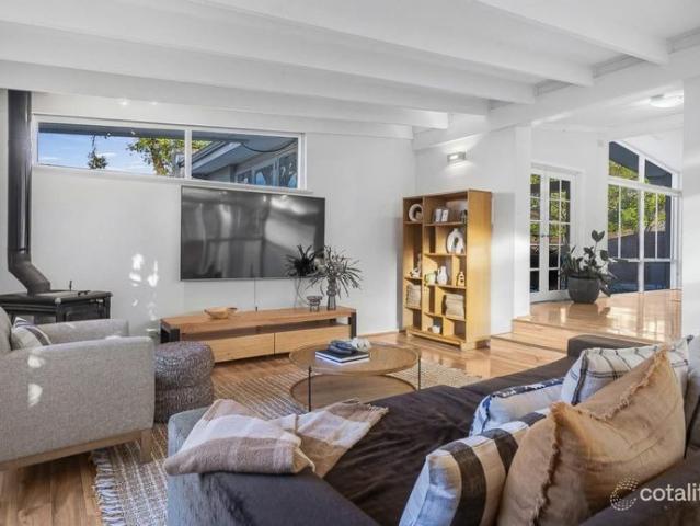 Unique and spacious 4x2 in perfect location Short term lease only