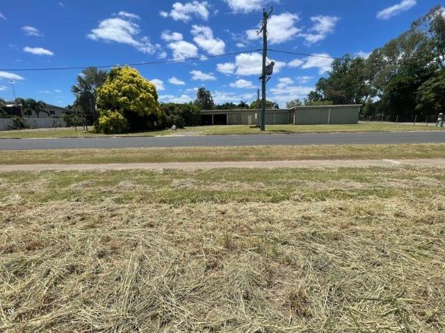 Unique Acreage Close to Town! Large Shed! 2 Bedroom Cottage!