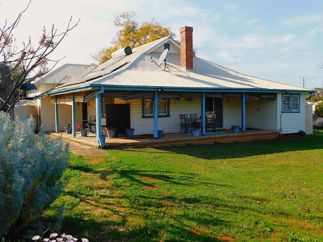 UNIQUE 1930s COUNTRY HOME ON HUGE DOUBLE BLOCK