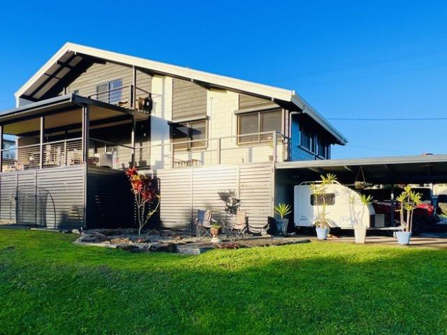 Unique archietectural house with panoramic views of ocean/river/mountains/town