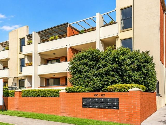UNIQUE GROUND FLOOR UNIT WITH MASSIVE COURTYARD â WALK TO GUILDFORD STATION!