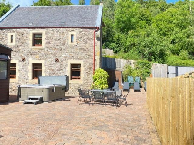 UNIQUE Detached 4 bedroom home, fully furnished with Summer house & hot tub Old Bridgend, Kirkfieldbank, Lanark