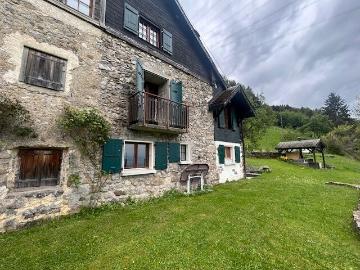 Unique en son genre: demi chalet à Chamby