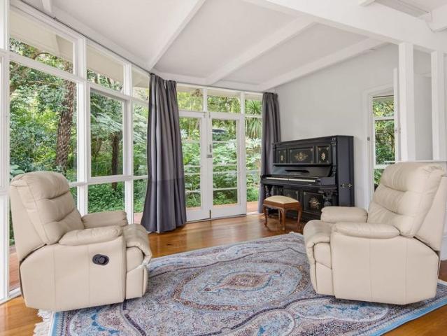 Unique Hills Living With Separate Studio & Walk To Town Convenience