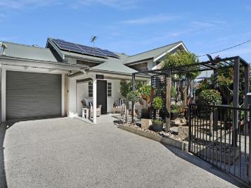 Adelaide, South Australia - Equipped kitchen
