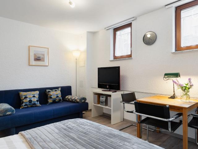 ☆ Unique in great old town by Rabe ✔Netflix ✔Coffee Bar 15 min KA City | 10 min KIT North | 8 min Daimler | 5 min MiRO, Karlsruhe Amsterdam Apartments for Rent