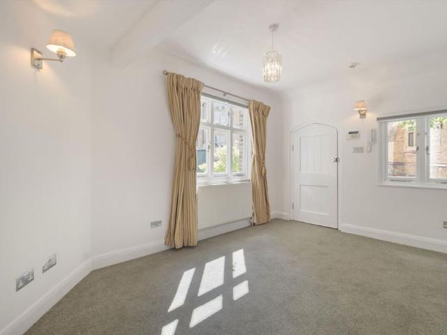 Unique one bedroom Lodge House to rent in the City, EC4A