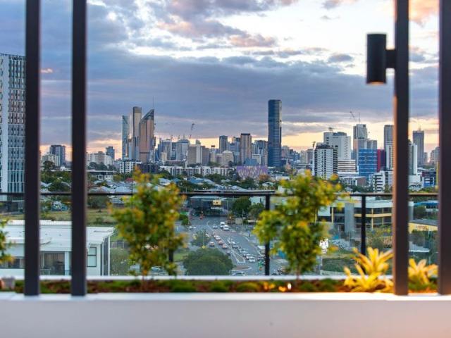 Unique Opportunity! 2 Bedroom, 2 Carpark & Storage Apartment in Stones Corner